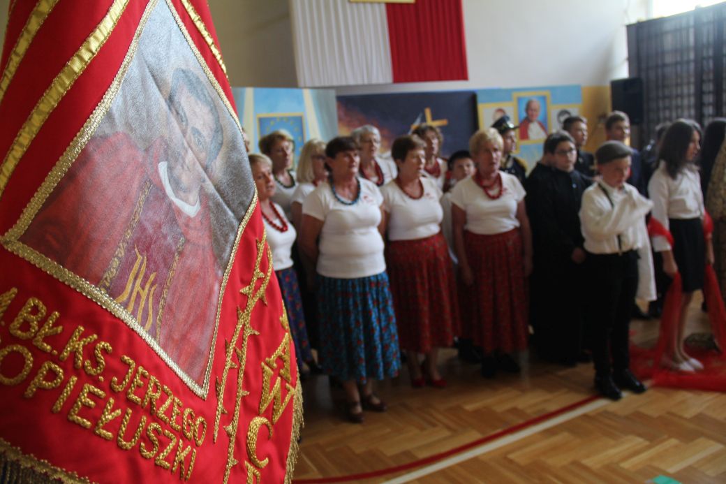 Uroczystości rocznicowe z okazji nadania imienia bł. ks. Jerzego Popiełuszki szkole w Łękawce